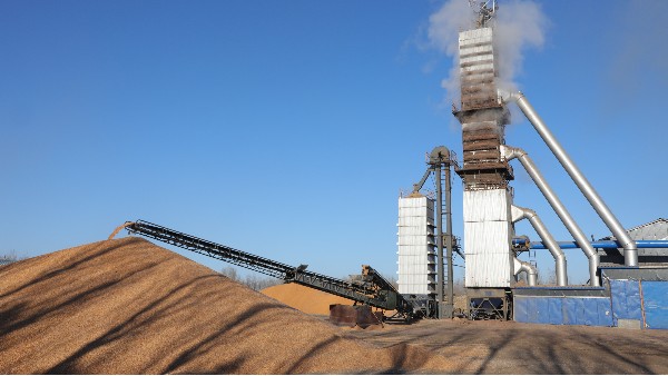 烘糧噸成本降至28元！300噸烘干塔用上秸稈直燃熱風(fēng)爐，相比燃煤一天節(jié)省一萬六！