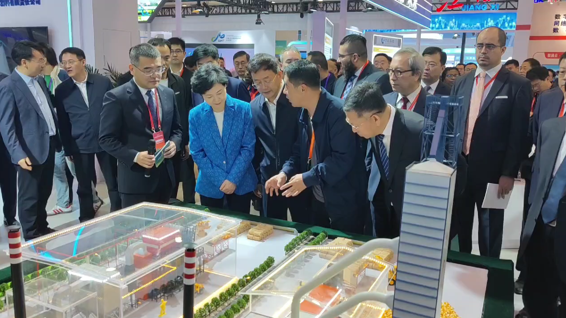 海倫利民秸稈直燃鍋爐亮相APEC技展會，工信部副部長徐曉蘭蒞臨參觀